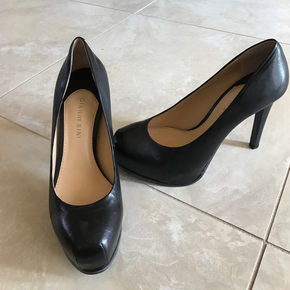Like New Gianni Bini black pumps!